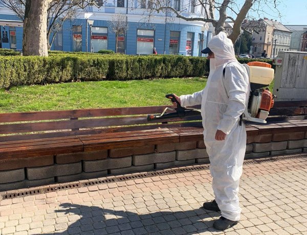Folytatja a NYÍRVV a közterületeken lévő pihenőpadok fertőtlenítését