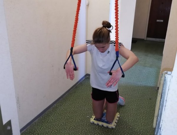 Szárazon edzhetnek az úszók - Marad az otthoni erősítő edzés 