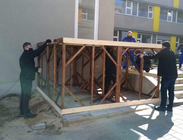 Emelvényt és rámpát készítettek a színház díszletgyártó dolgozói a nyíregyházi kórháznak