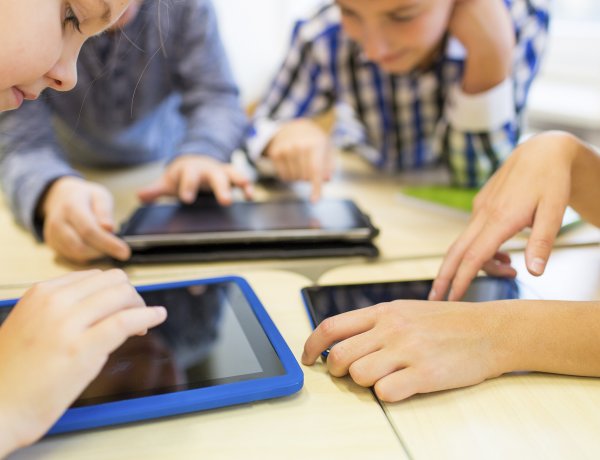 Tablet a Rotary, a Libra és a RutinSoft segítségével hátrányos helyzetű diákoknak