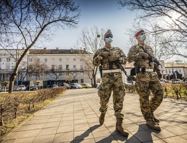 Katonák a veszélyhelyzetben: tájékoztatnak, segítséget nyújtanak, biztosítják a rendet