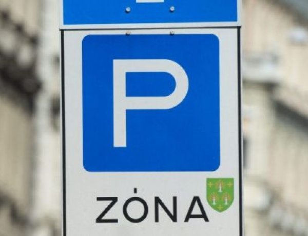 Megjelent a díjmentes parkolásról szóló kormányrendelet – Hétfőtől érvényes