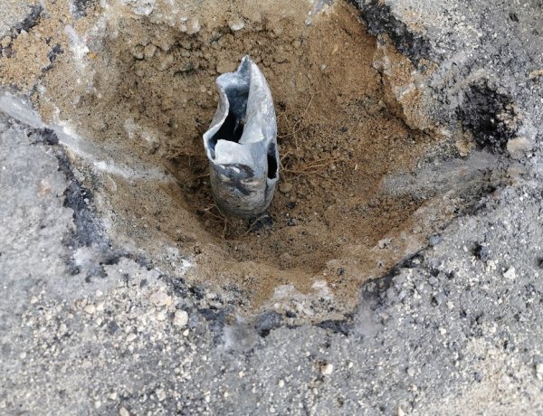 Táblákat tört egy autós a Garibaldi utcán - Újakat helyeztek ki a szakemberek