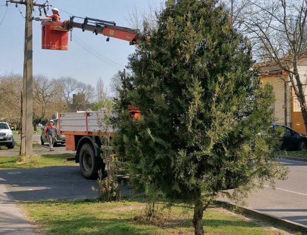 Oszlopok cseréje - Új világítótesteket helyeztek el az áramszolgáltató emberei