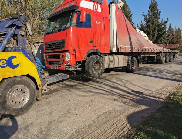 Baleset az M3-as autópályán - Egy kamion átszakította a szalagkorlátot