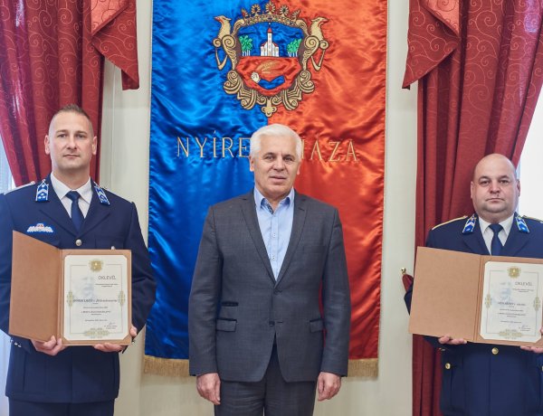  Bencs László Emléklapot és pénzjutalmat adományozott Dr. Kovács Ferenc 