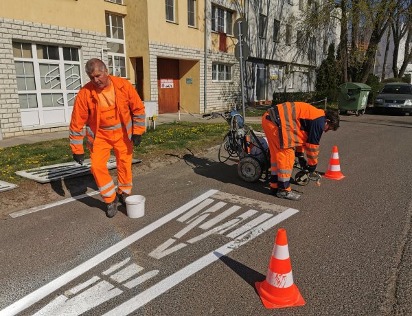 Újabb burkolatjelek festését frissítették - Ezúttal a Hunyadi utca következett