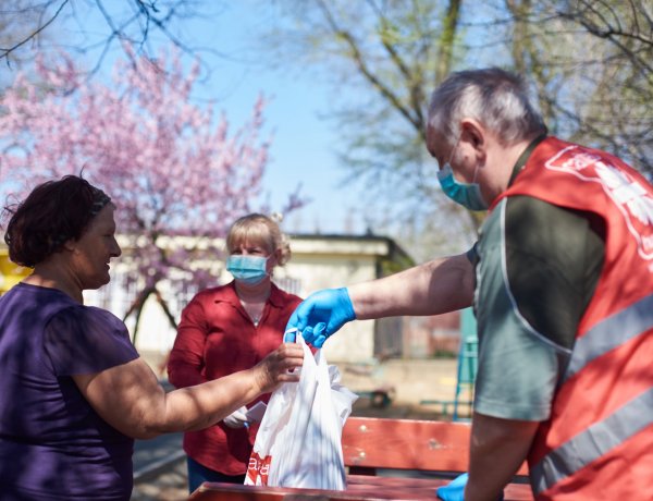 Ajándék az egyházmegyei karitásztól: szép legyen a húsvét!  