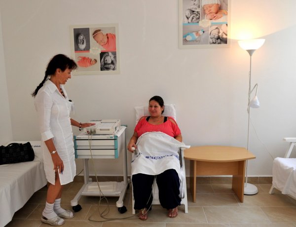 Az apás szülés érdekében minden várandós kismamát tesztelnek koronavírusra