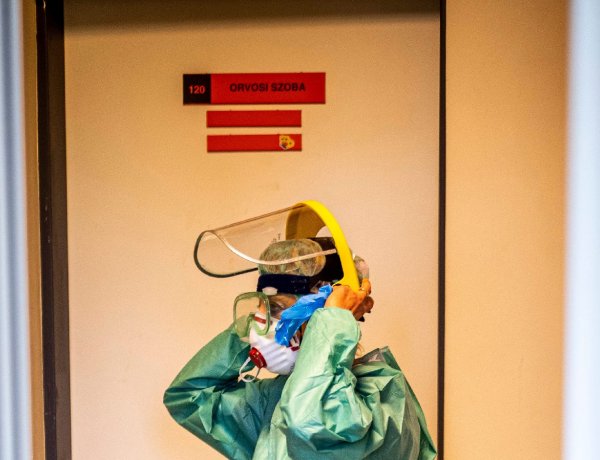 Videó: A fertőzöttek mintegy 80 százaléka speciális kezelés nélkül felépül