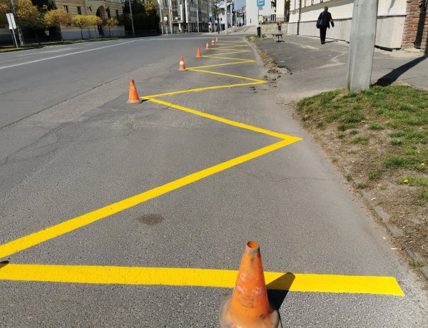 Festik Nyíregyházán a buszmegállókat - Senki ne parkoljon itt!  