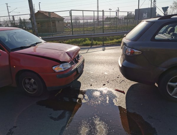 Ráfutásos baleset - Két autó tört össze a Kemecsei úton, anyagi kár keletkezett
