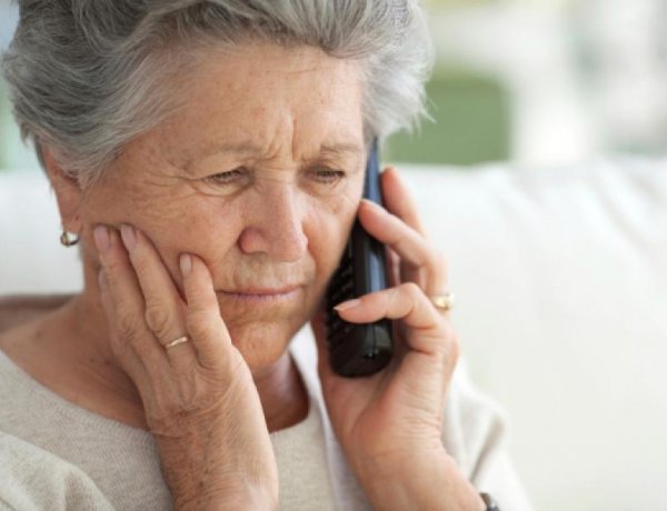 Segítség az időseknek – Újabb telefonvonal él mától a 70 év felettiek támogatására!