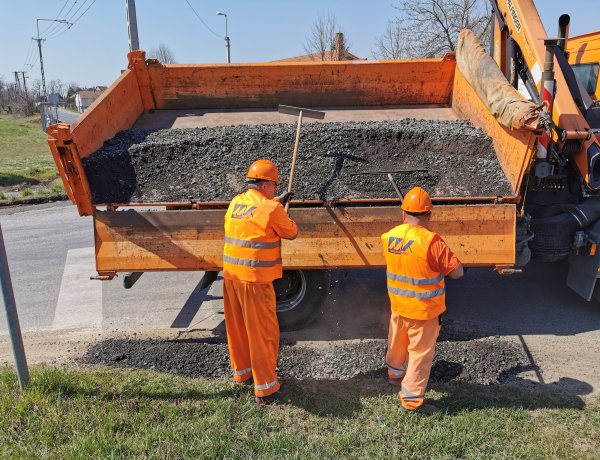 Kátyúzási munkálatok a Kemecsei úton - Az útpadkát is javítják