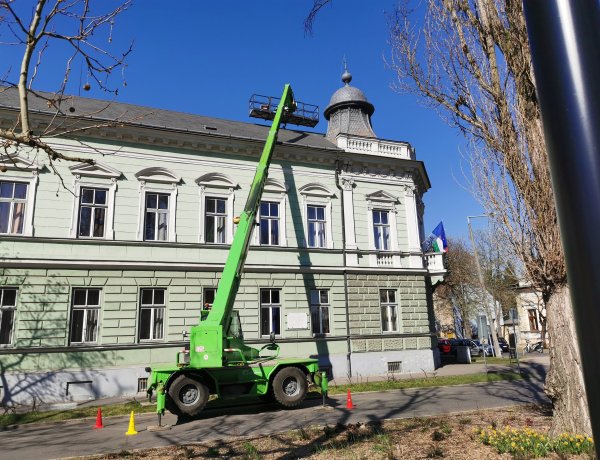 Tetőjavítás a Kölcsey Gimnáziumnál - A szél megrongálta a szerkezetet