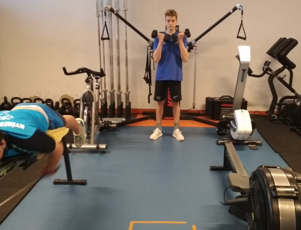 Tréning az edzőteremben - Medence helyett a parton készülnek az úszók