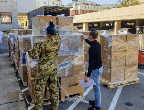 Koronavírus: újabb megrakott kamion érkezett a kórházba, 1000 gyorstesztet is hozott