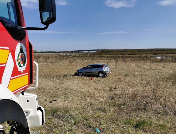 Lesodródott az útról egy jármű péntek délelőtt az M3-as nagykállói lejáratánál