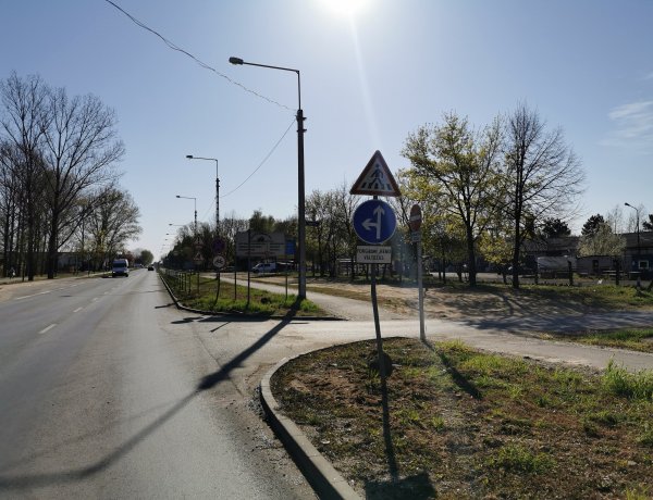 Járdára hajtott, majd közlekedési táblákat döntött ki egy autós