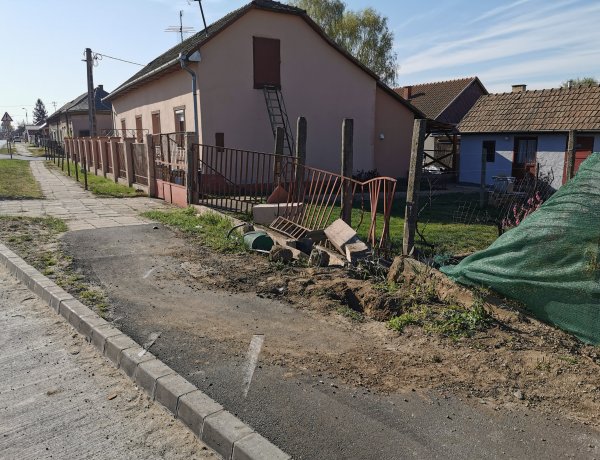 Kerítésbe hajtott egy személygépjármű a Kállói úton pénteken éjszaka