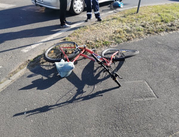 Kerékpáros és autós ütközött szombaton reggel a Kosbor utcán