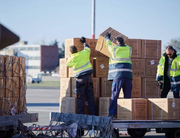 Öt repülőgép szállított újabb védőfelszereléseket Magyarországra