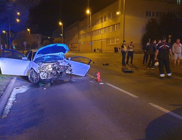 Olyan erővel csapódott a fának, hogy kiszakadt a motorja!   