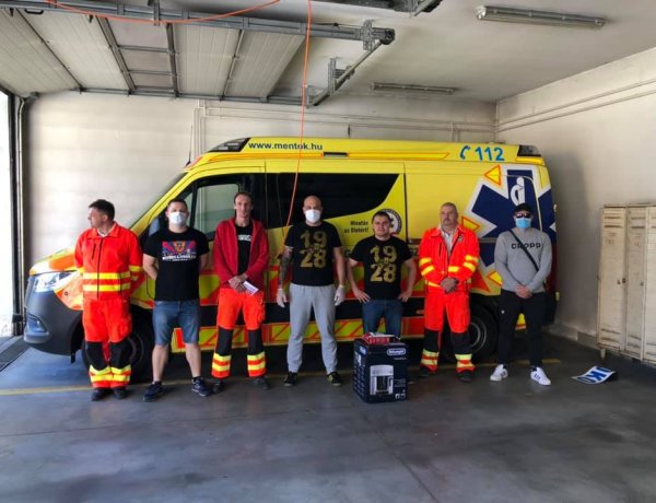 Ismét segítettek a szurkolók - A Mentőállomás dolgozóinak vittek ajándékot