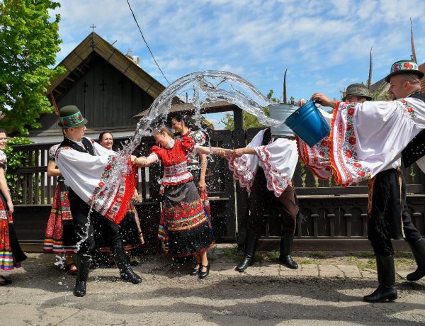 Idén a kreatív locsolkodásé volt a főszerep – Drónnal és online locsoltak