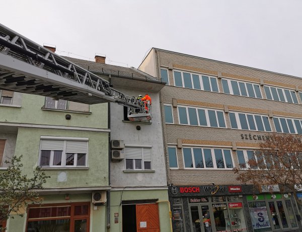 Az ablakon keresztül jutottak be a mentők, de a házban lakó életét nem lehetett megmenteni