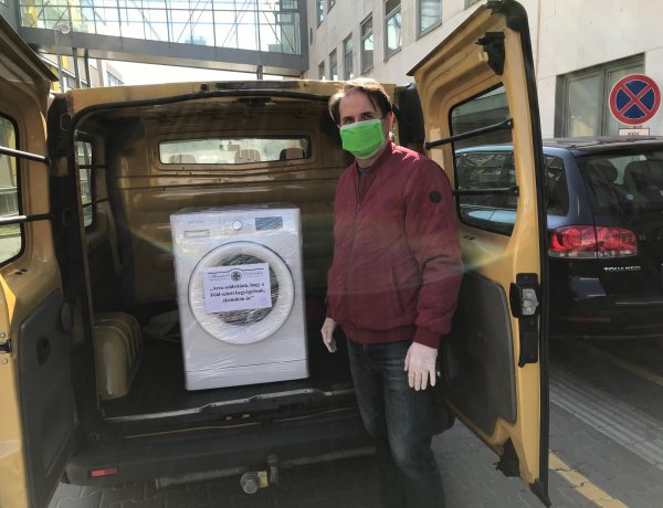 Segítséget nyújtott a Mandala Dalszínház, mosógépet adományoztak a kórháznak