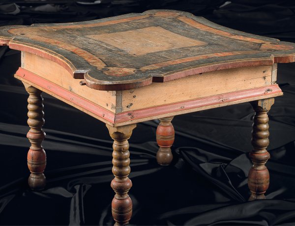 Úrvacsorai asztal  - Fenyőfából készített, téglalap alakú, asztallapja levehető