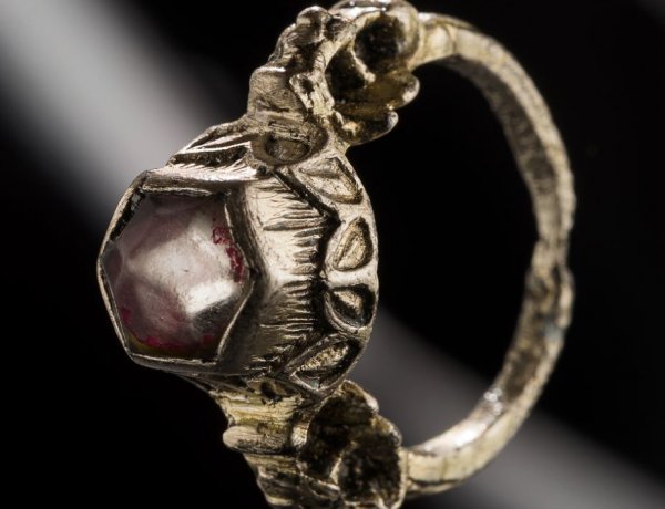 Aranyozott ezüst rezgőtű és ezüstgyűrű - Felső harmadát két oldalán áttörések díszítik