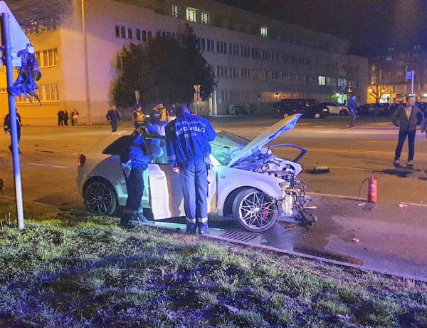 Felszaladt az útpadkára, majd egy fával ütközött egy személygépkocsi húsvét vasárnap este