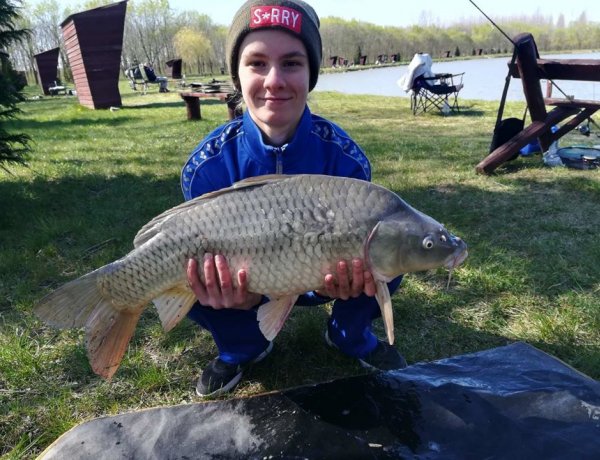 Vízben és vízparton - Hatházi Dóri az úszás mellett remekül horgászik is! 