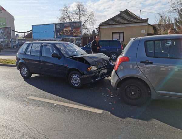 A harmadik mindent vitt - Ráfutásos baleset történt a Váci Mihály úton