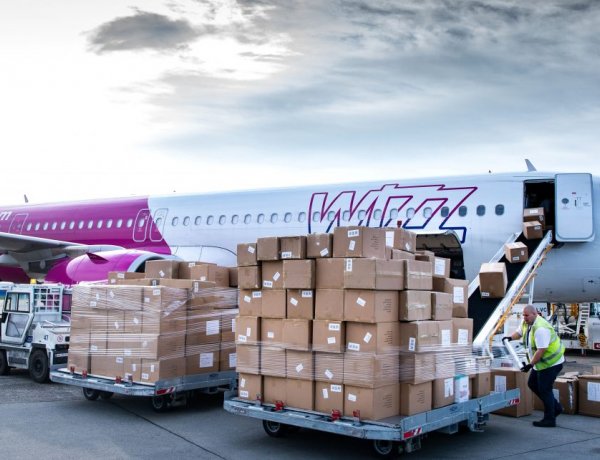 Huszonnégy óra alatt 10,7 millió maszk érkezett Magyarországra