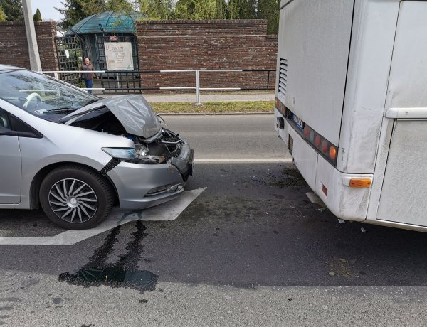Baleset a Korányi Frigyes utcán - Busznak ütközött egy személyautó