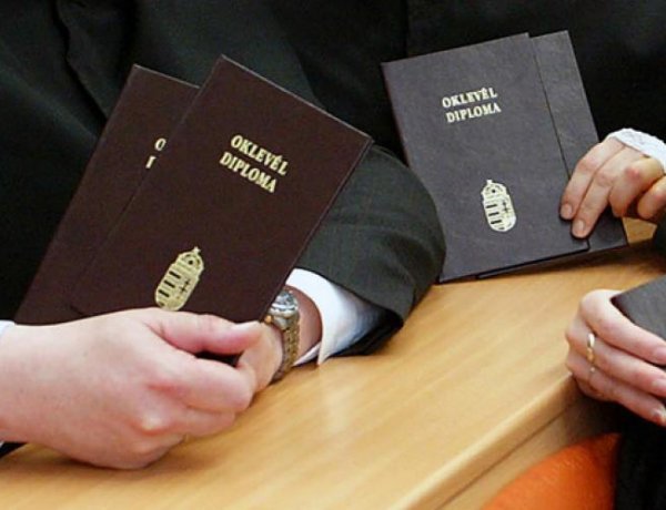Nyelvvizsga hiányában ki nem adott diplomák: kérik az érintettek türelmét!