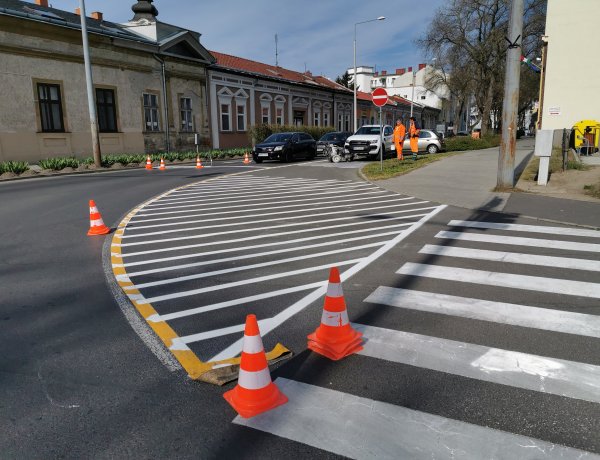 Burkolati jeleket festettek - Folytatódtak a munkálatok a belvárosban