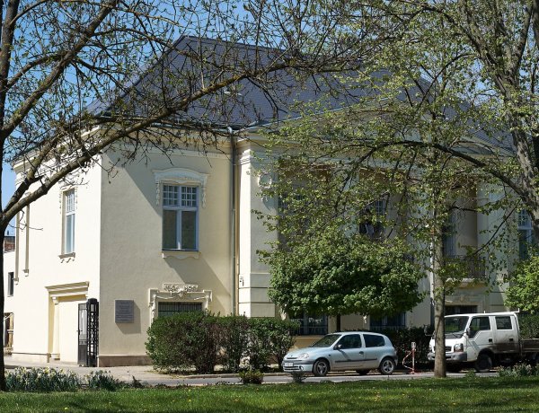 Lassan indul a beköltözés a Kállay-kúriába, a főépületet már takarítják