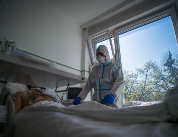 Országos tisztifőorvos: már 729 koronavírusos beteg van kórházban