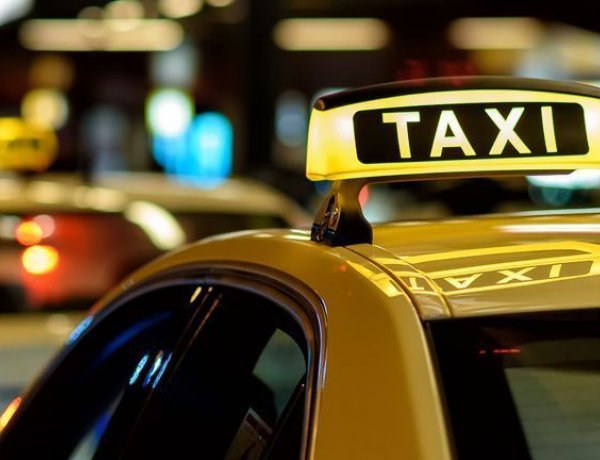 Könnyebben vehetnek részt a taxisok a házhozszállításban: áruszállítás és kedvezmények