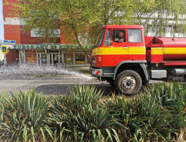 Locsolnak a belvárosban - Gondozzák a parkokat Nyíregyháza több pontján is 