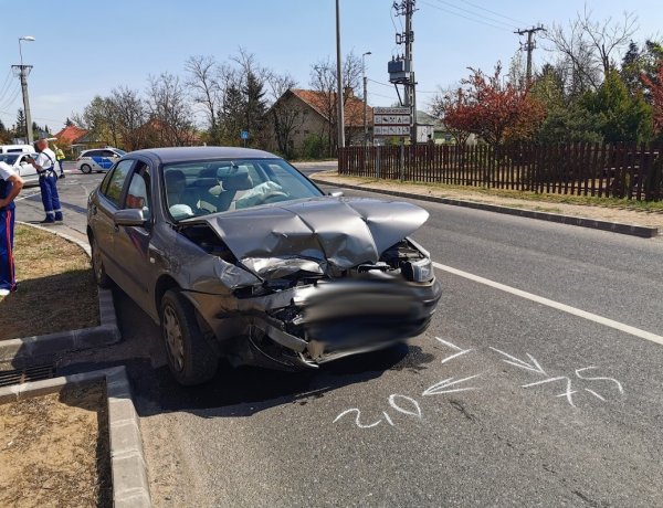 Friss! Totálkárosra tört két karambolozó jármű Nyíregyházán, ketten megsérültek
