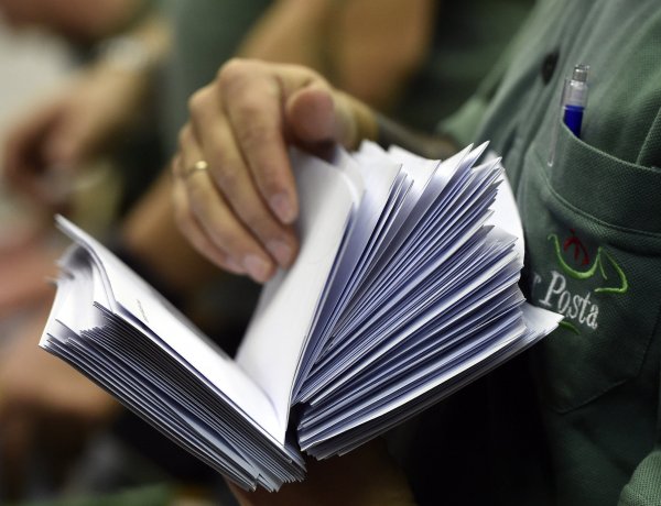 A posta megemelte az utalványok háznál történő kézbesítésének összeghatárát
