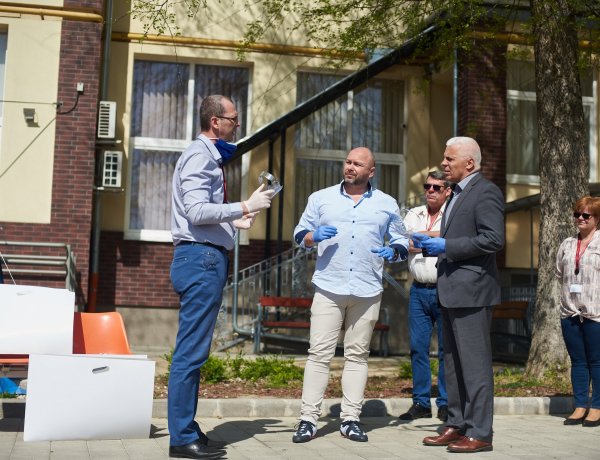 Háromezer darab arcvédő pajzsot adományozott a Color Pack Zrt. Nyíregyházán