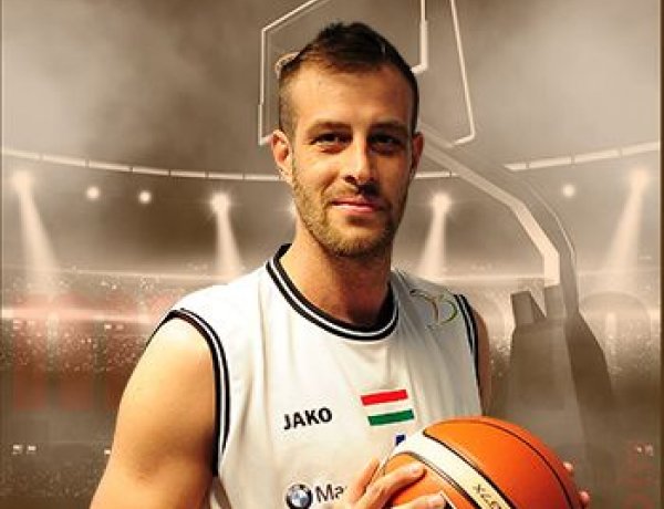 Oroszul tanul a Cápák kosarasa - Szobi Dániel egyre jobb barátságban van a cirill betűkkel