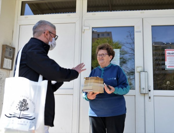 Házhoz viszik a Jósavárosban a kölcsönözhető könyvtári könyveket a szépkorúaknak
