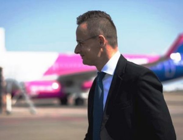 Hatmillió maszk és hárommillió gumikesztyű érkezett Kínából 